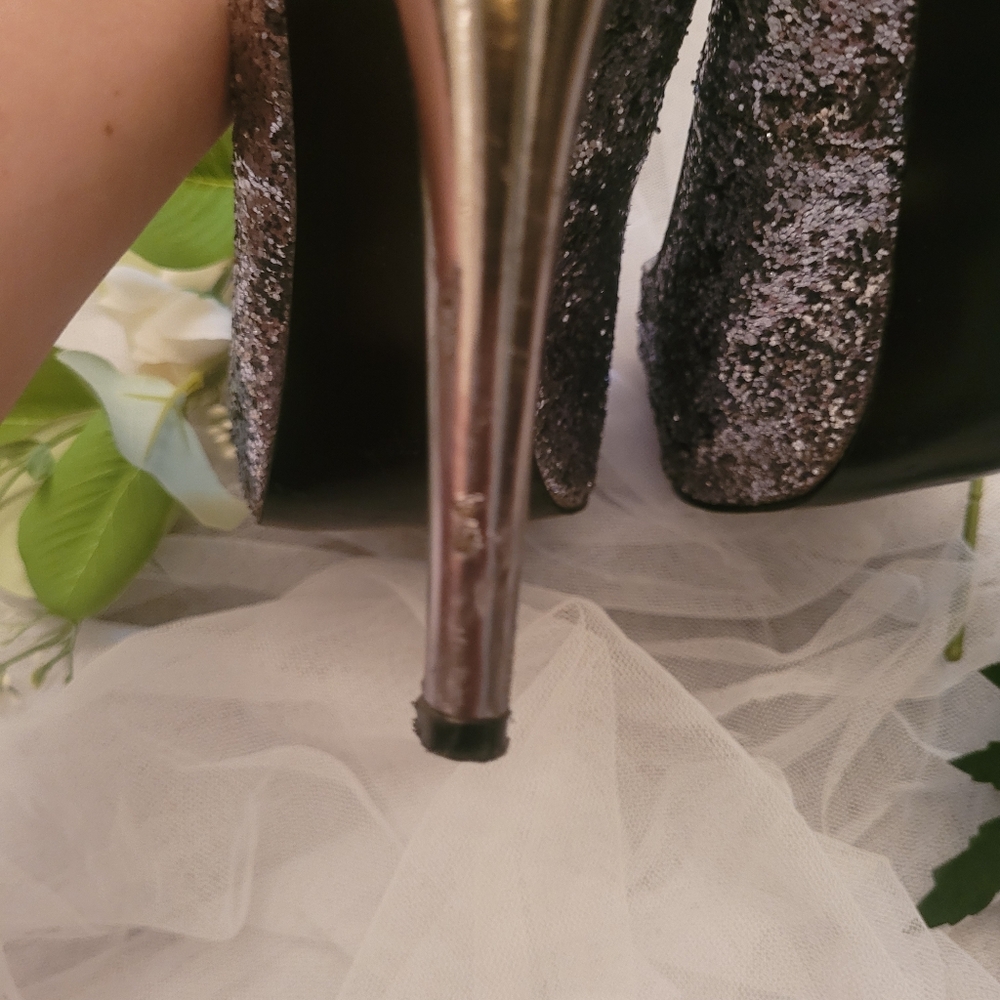 4/$25  GUESS Silver Glitter Heels Used - Picture 7 of 14